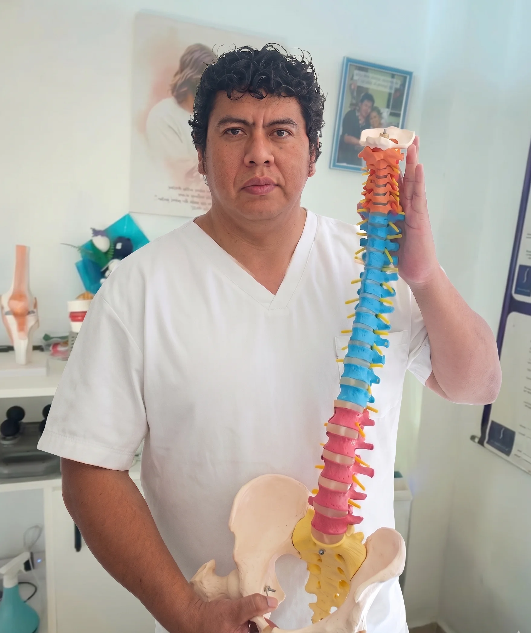 Dr. José Valdiviezo en consulta